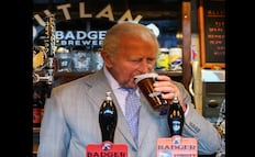 VIDEO: Rey Carlos III "ahoga las penas" en cerveza; el monarca visitó un bar tras la derrota de Inglaterra ante Argentina