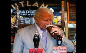 VIDEO: Rey Carlos III "ahoga las penas" en cerveza; el monarca visitó un bar tras la derrota de Inglaterra ante Argentina