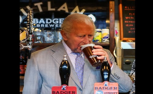 VIDEO: Rey Carlos III "ahoga las penas" en cerveza; el monarca visitó un bar tras la derrota de Inglaterra ante Argentina