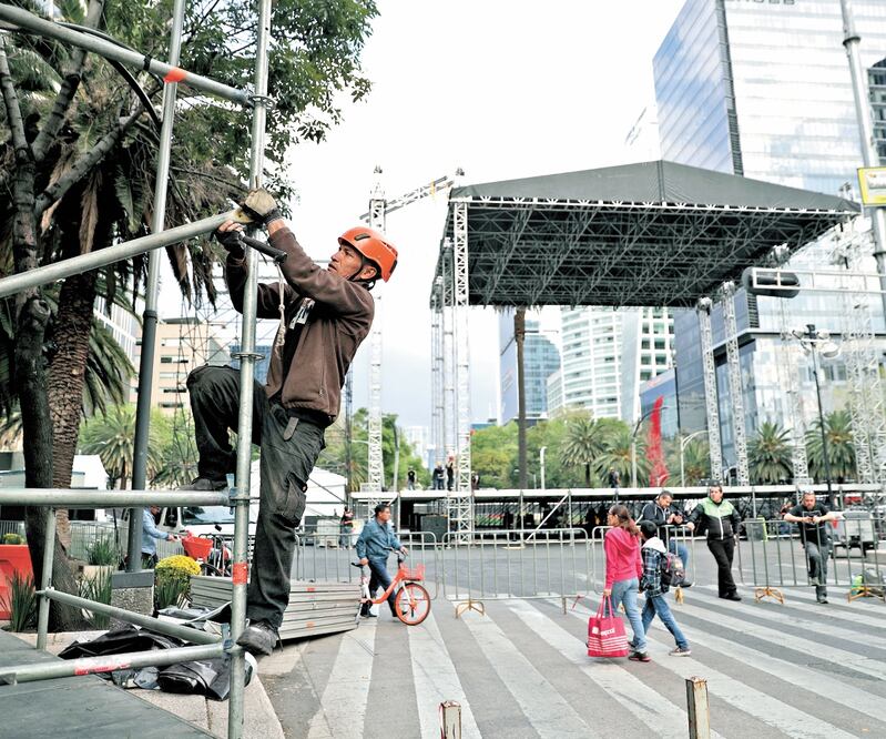 En la glorieta de la Palma se comenzó a instalar el escenario donde se realizarán las presentaciones musicales para cerrar el año. IVÁN STEPHENS. EL UNIVERSAL 