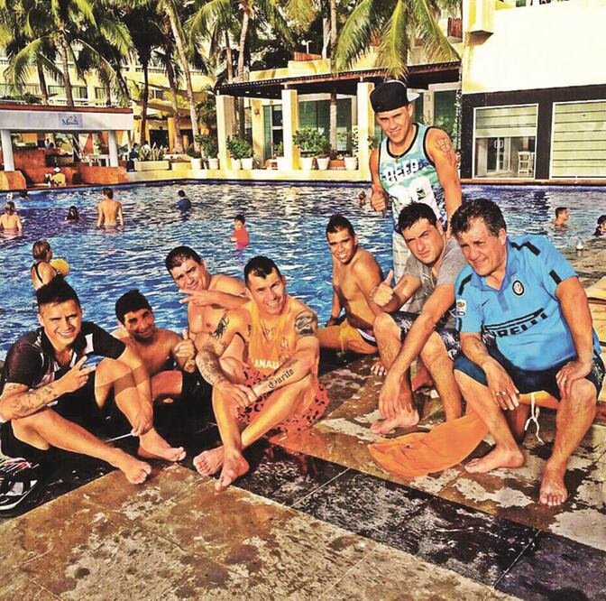 El defensor chileno Gary Medel publicó fotos en redes sociales con su familia y amigos en Cancún. Foto: TOMADA DE TWITTER