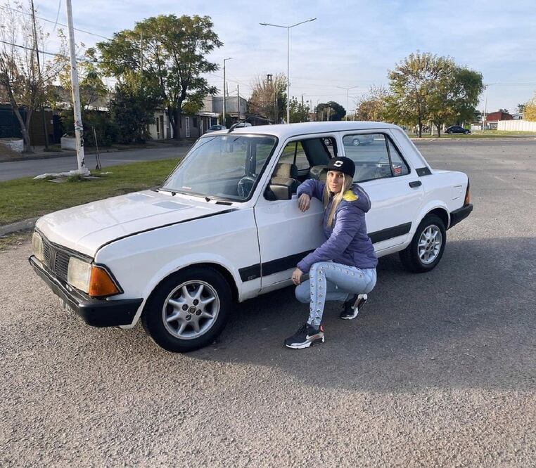 La compra de un Fiat 128 por parte de esta joven desató críticas en redes sociales / Foto: Instagram @lulybasile