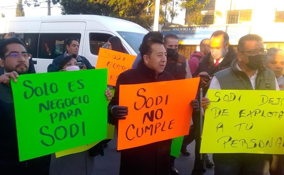 Con cartulinas en mano con consignas como “Solo es negocio para Sodi”, “Sodi no cumple” y “Sodi deja de explotar a tu personal”, se oponen al llamado modelo “Colmena” en los juzgados civiles y familiares. Foto: Especial.
