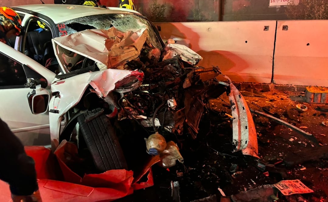 Cinco personas viajaban a bordo de un auto compacto color blanco sobre calzada Ignacio Zaragoza. Foto: Especial