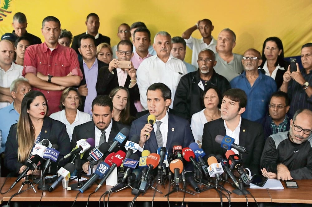Juan Guaidó (centro), proclamado mandatario interino, ayer durante una conferencia de prensa, en Caracas, en la que afirmó que la fractura en las fuerzas armadas es evidente. Foto: MIGUEL GUTIÉRREZ. EFE