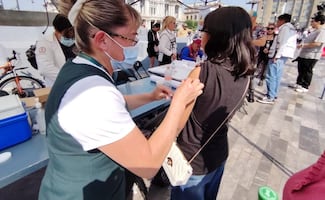 Aplican 600 vacunas contra el sarampión en explanada de Bellas Artes; hay espera de hasta media hora