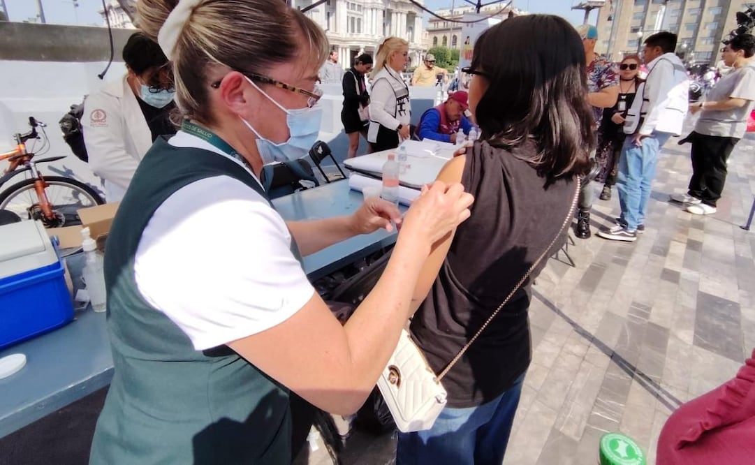 Aplican 600 vacunas contra el sarampión en explanada de Bellas Artes; hay espera de hasta media hora.
Foto: Fabián Evaristo