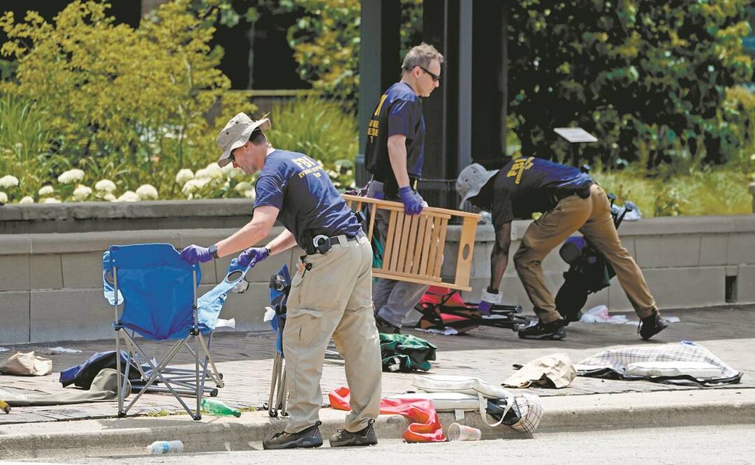 Integrantes del equipo de respuesta a las evidencias del FBI, un día después del tiroteo en el centro de Highland Park, Illinois. Foto: Charles Rex Arbogast. AP