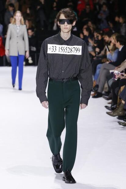 Presentan las camisas más feas de la moda y son de Balenciaga