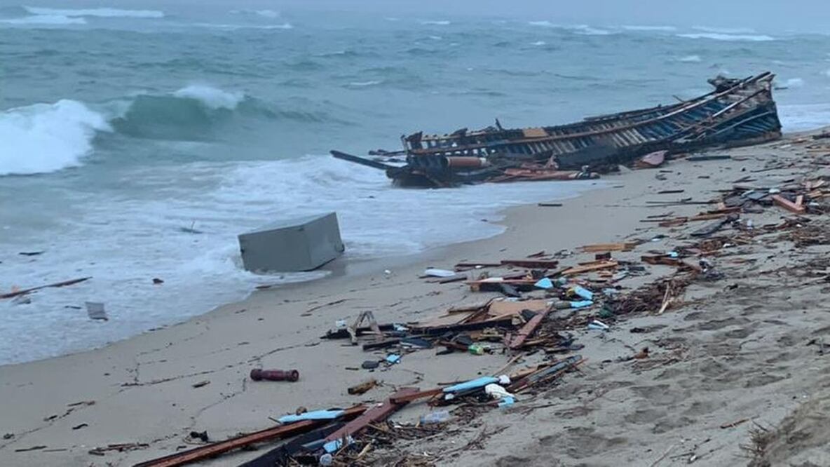 Se cree que el bote naufragó después de enfrentarse a una tormenta. Foto: Italian Red Cross