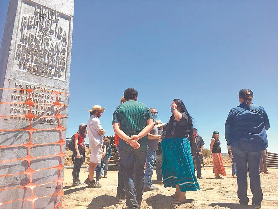 Unos 40 miembros de la comunidad kumiai se plantaron en la frontera, en los lados mexicano y estadounidense, para denunciar que con la construcción del muro se está afectado un terreno protegido propiedad de los indígenas. Foto: GABRIELA MARTÍNEZ