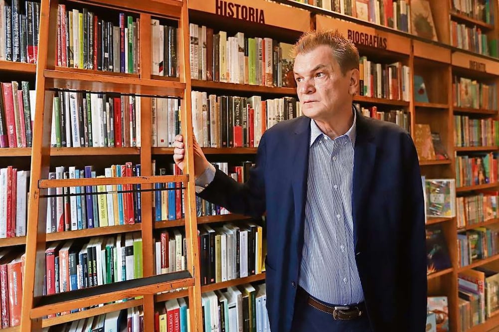 El escritor serbio Goran Petrović (1961–2024) construyó una de las obras más singulares de la narrativa balcánica reciente: autor de novelas como Atlas descrito por el cielo y El cerco de la iglesia de la Santa Salvación, su escritura, reconocida con múltiples premios en Serbia, explora la memoria, la imaginación y los pliegues entre historia y ficción. Crédito: Archivo de El Universal