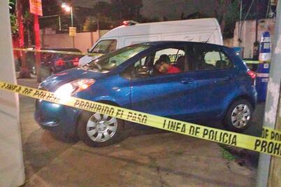 Muere hombre en su auto a las puertas de su casa