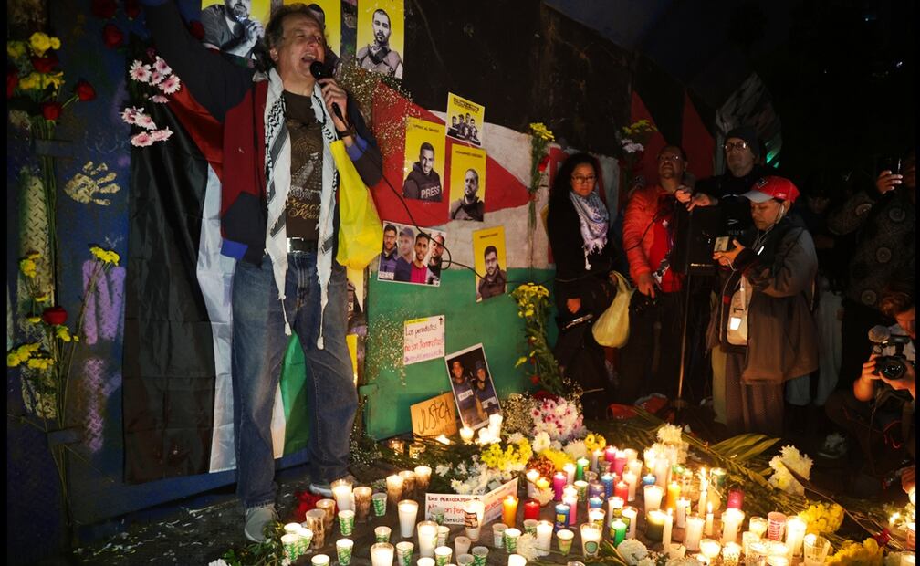 Activistas y periodistas realizaron una vigilia al pie del Ángel de la Independencia, en la Ciudad de México, en memoria de los comunicadores asesinados en la Franja de Gaza, tras un ataque dirigido de Israel, el 13 de agosto de 2025. Foto: Carlos Mejía/EL UNIVERSAL