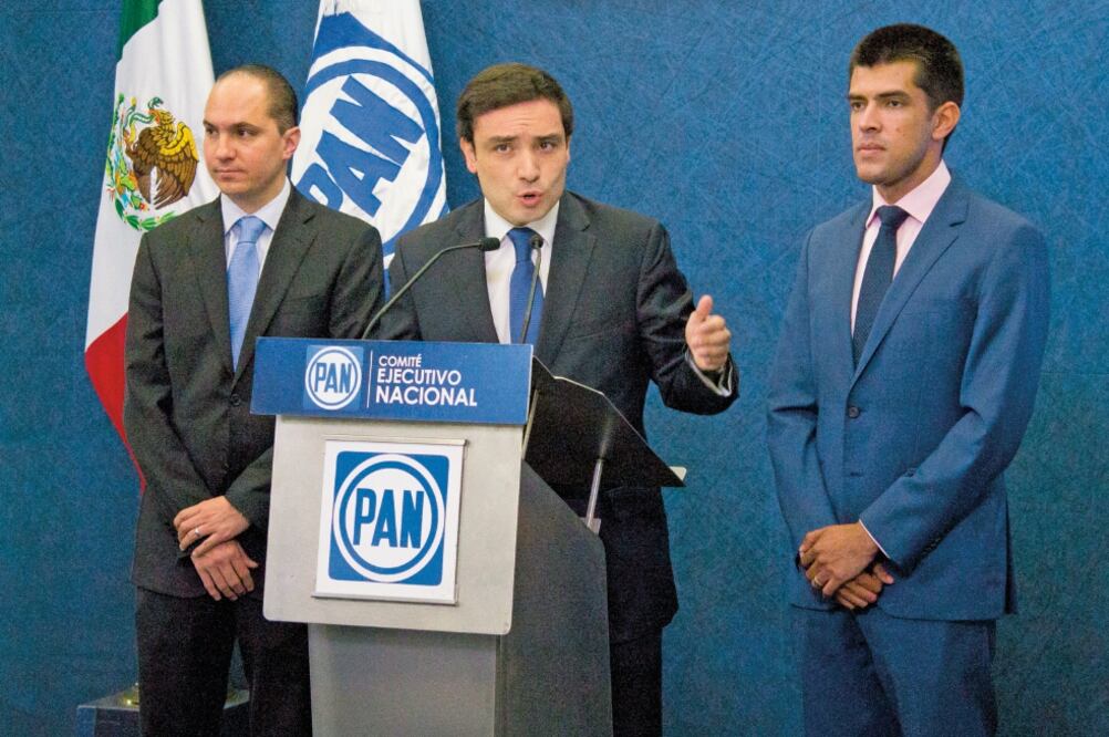 El secretario de Comunicación del PAN, Fernando Rodríguez Doval (centro), ex i ge que Manlio Fabio Beltrones se disculpe por calumniar a un candidato panista (JENIFER NAVA. EL UNIVERSAL)