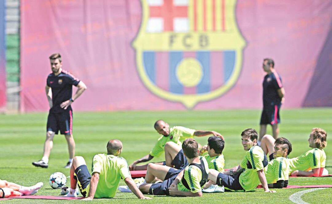 Los jugadores del Barcelona se alistan para el duelo del sábado en Berlín