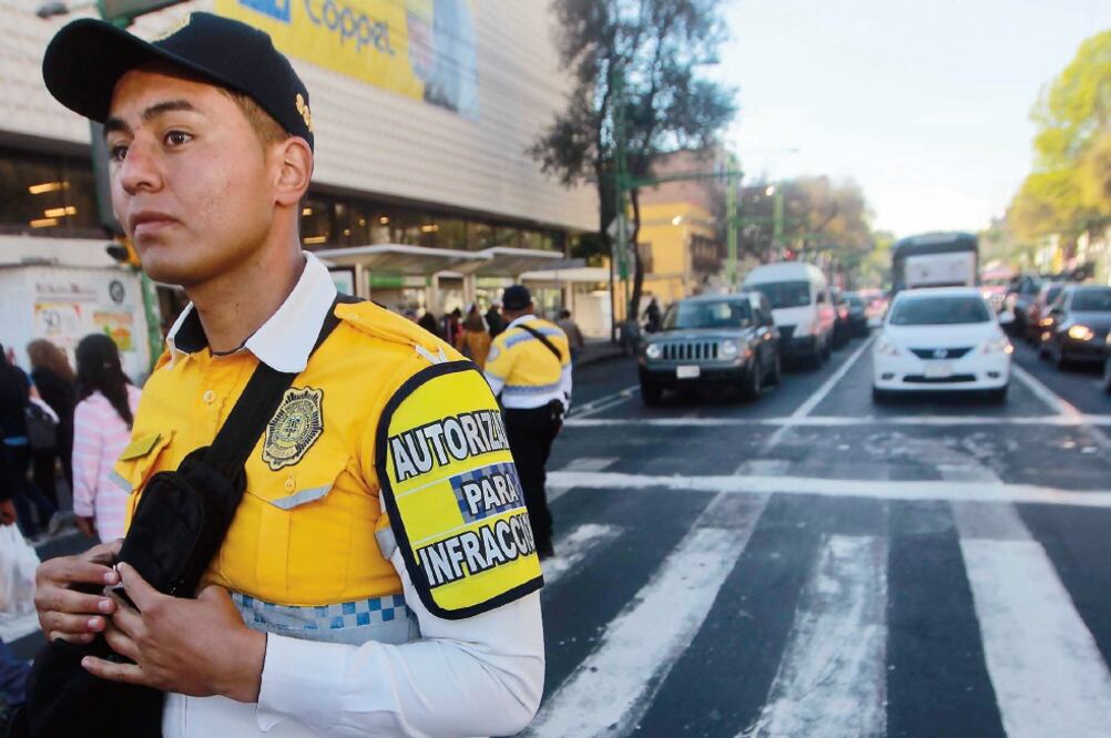Los funcionarios acompañarán a los elementos de tránsito todo diciembre y la primera quincena de enero (FERNANDO RAMÍREZ. EL UNIVERSAL)