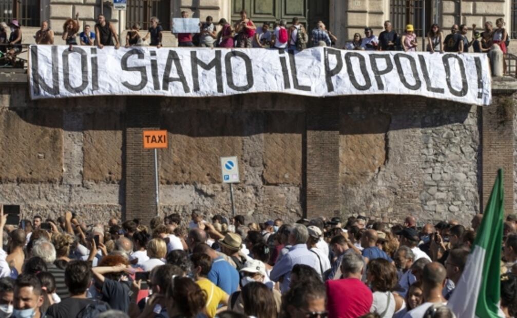 Miles de personas se manifiestan en Roma contra cubrebocas y vacunas