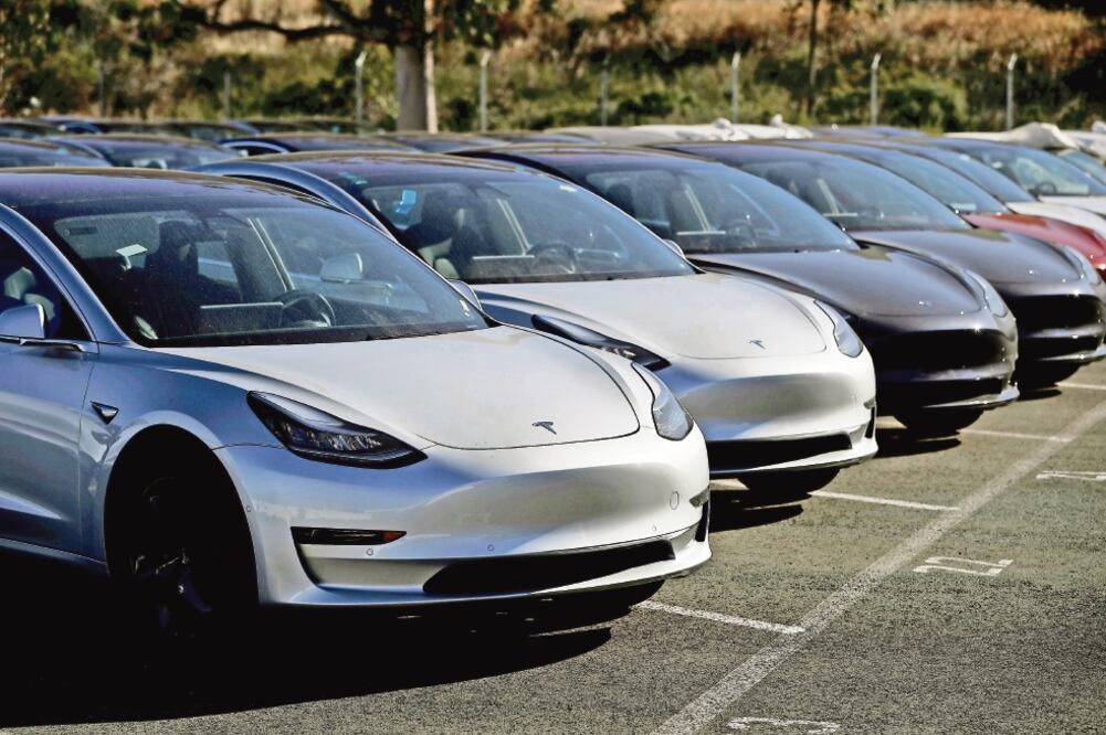 La firma de Elon Musk apuesta por el Tesla Model 3 y Model X para revolucionar los autos eléctricos de lujo. En un entorno en el que parece inevitable la caída de las ventas de coches tradicionales mientras suben las de modelos híbridos. (STEPHEN LAM. RE)