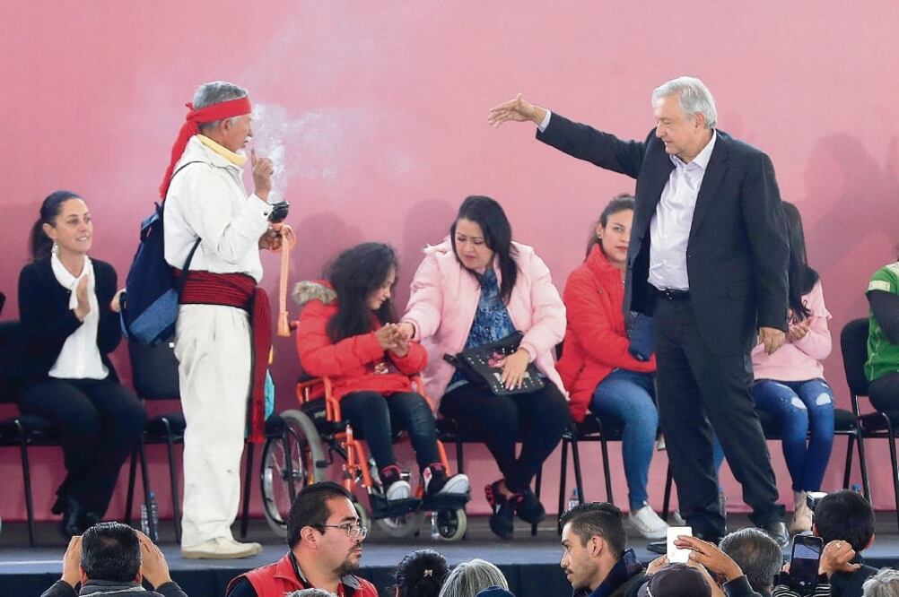 En la ceremonia, el presidente Andrés Manuel López Obrador participó en un ritual indígena en el que estuvieron presentes Claudia Sheinbaum, jefa de Gobierno de la Ciudad de México, y Clara Brugada, alcalde de Iztapalapa. Foto: IRVIN OLIVARES. EL UNIVERSA
