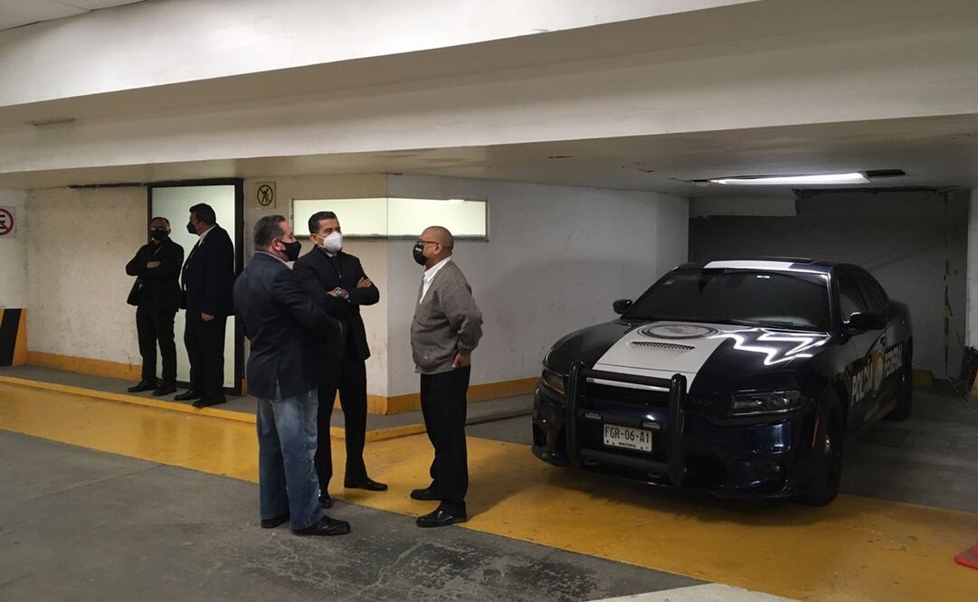 El fiscal general de la República llegó a San Lázaro en una camioneta y accedió por un elevador, custodiado por una patrulla. Foto: Especial 