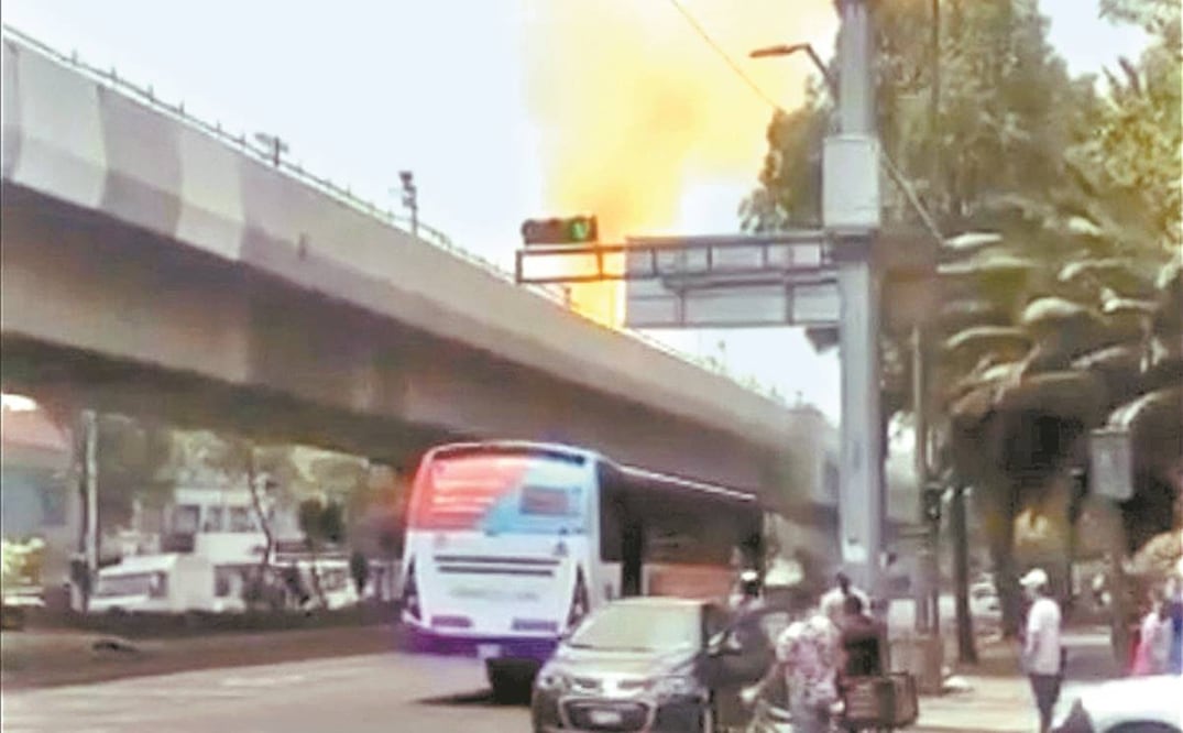 Cuando se reportó el incendio, inmediatamente se cortó la energía y arribaron bomberos. Posteriormente, personal del Metro revisó las vías. Foto: Especial.