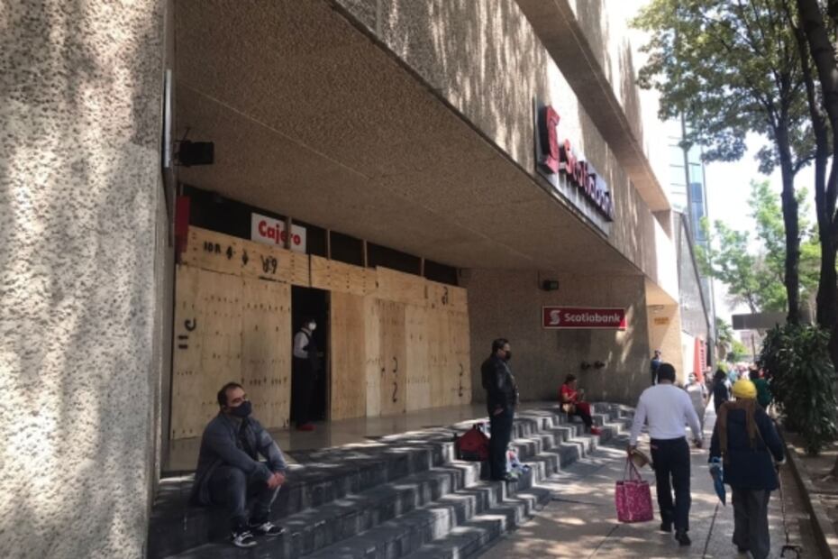 Mujeres comienzan a llegar a Paseo de la Reforma para Marcha 8M 