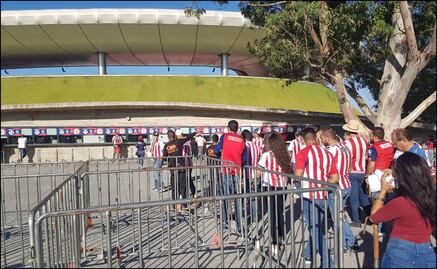 Aficionados 'rompieron el cochinito' para ver a Chivas