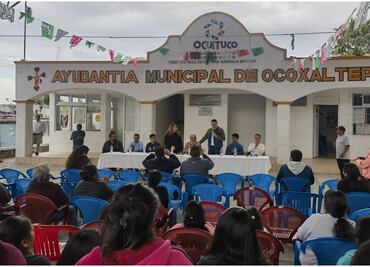 Gobernadora de Morelos acude a comunidad donde habitantes ataron a su alcalde; lo acusan de incumplir obras públicas