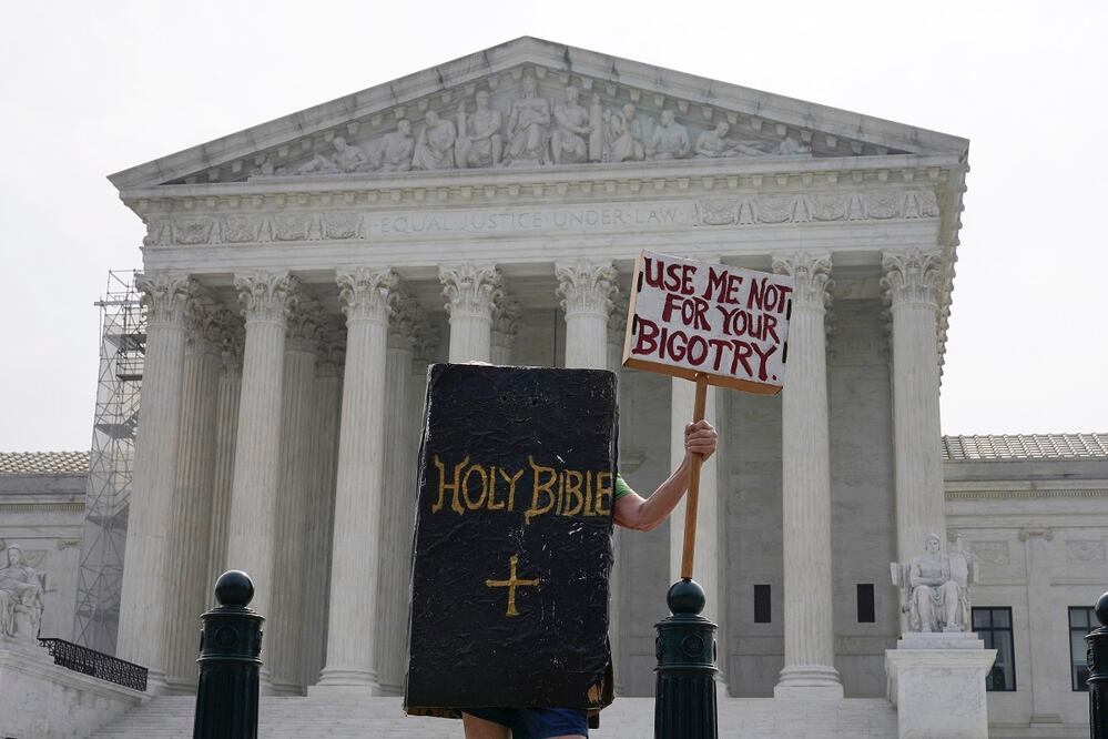Una persona protesta frente a la Corte Suprema, el viernes 30 de junio de 2023, mientras se esperan decisiones en Washington. Foto: AP