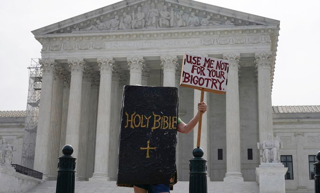 Una persona protesta frente a la Corte Suprema, el viernes 30 de junio de 2023, mientras se esperan decisiones en Washington. Foto: AP