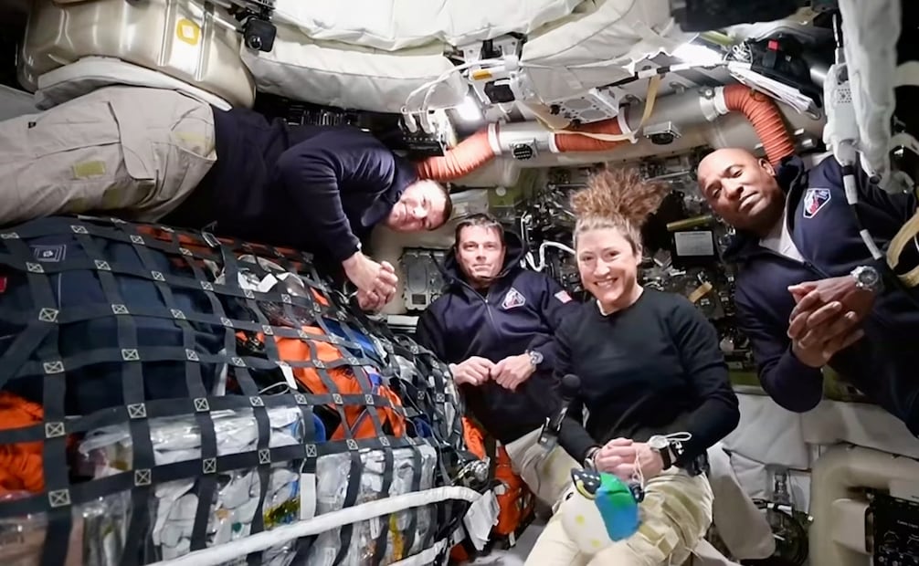 Tripulación de Artemis II durante videoconferencia con el control de misión de la NASA rumbo a la Luna. Foto: AP.