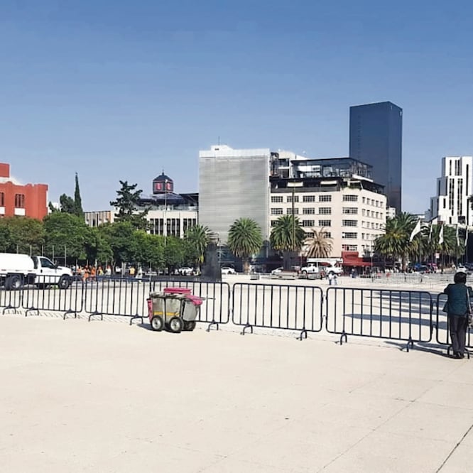 Desde ayer en las inmediaciones del Monumento a la Revolución fueron colocadas vallas para iniciar con los trabajos de instalación de la pista. ESPECIAL
