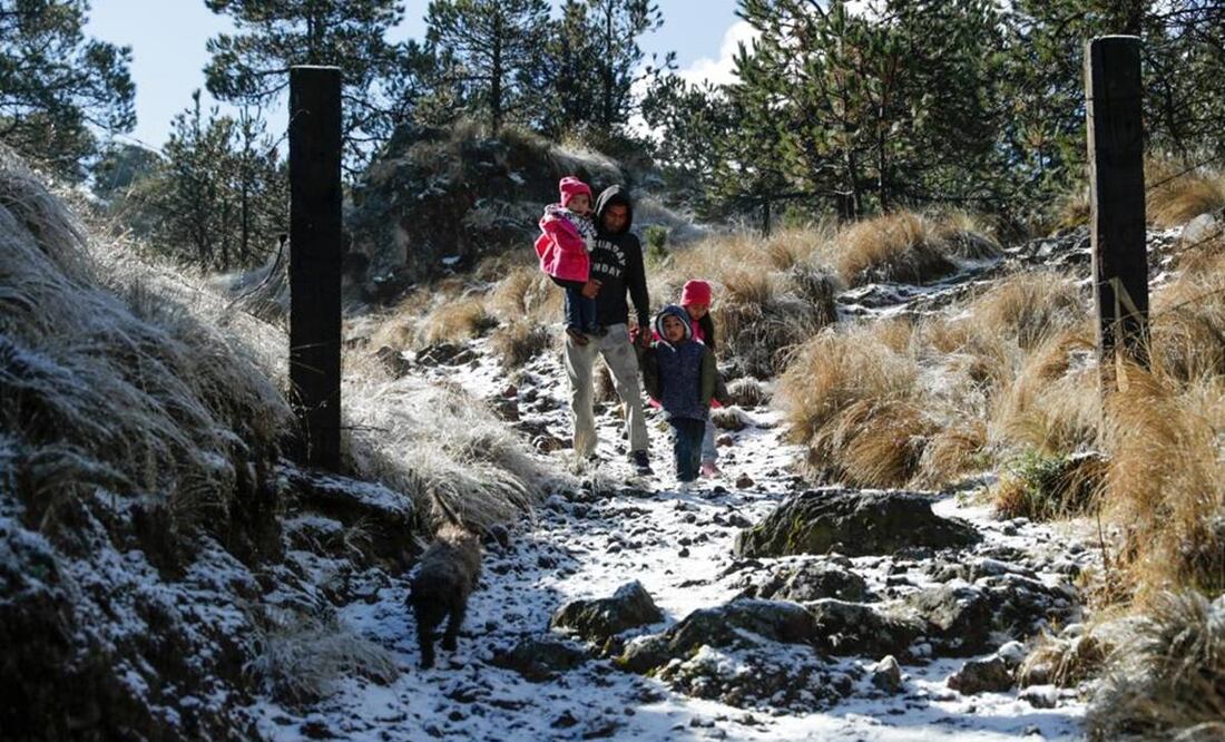Ante la caída de nieve, familias visitaron el Ajusco / Foto: Diego Simón. EL UNIVERSAL