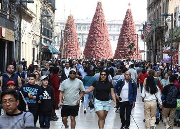 Tras el recalentado, cientos pasean por el Centro Histórico de la CDMX; "los traje para consentirlos un rato", cuentan