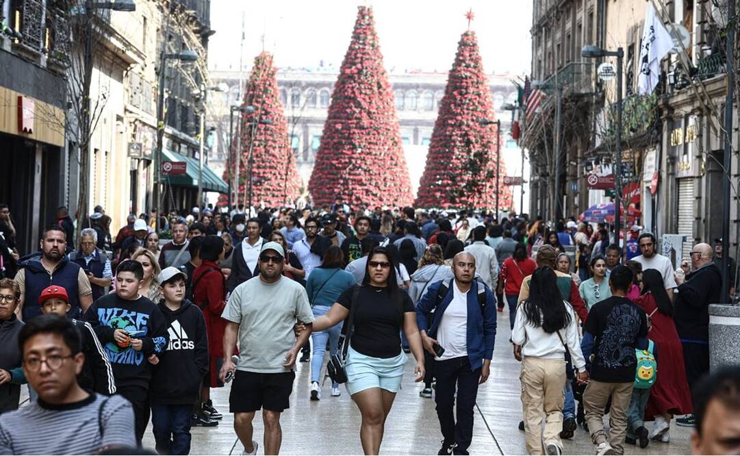 Decenas de capitalinos llegan al Zócalo en navidad, 25 de diciembre de 2024. Foto: Gabriel Pano/EL UNIVERSAL