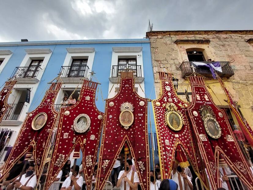 Más de setenta estandartes desfilan en el Martes Santo. Foto: Sectur Oaxaca