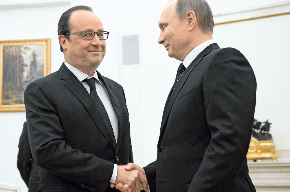 presidente ruso, Vladimir Putin (der.) recibió a su par francés en el Kremlin. Ambos coincidieron en la necesidad de frenar el yihadismo (ALEXANDER ZEMLIANICHENKO. EFE)