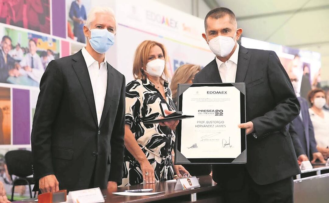 El gobernador Alfredo del Mazo encabezó la celebración del Día del Maestro. Foto: Especial