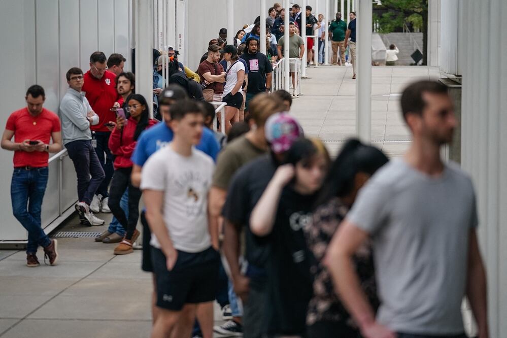 La gente espera su turno durante el último día de votación anticipada en el High Museum of Art en Atlanta, Georgia. Foto: AFP