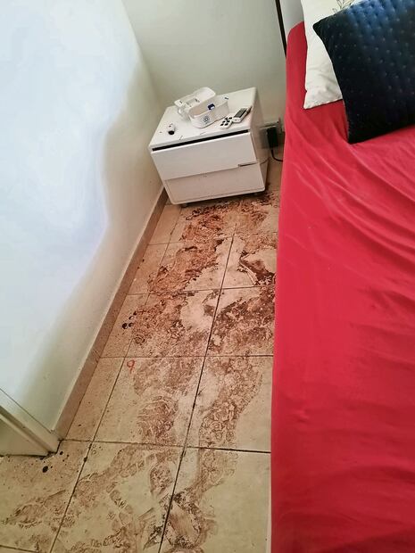 En las casas está la huella seca de la matanza, con rastros de sangre en las habitaciones que servían de refugio. Foto: Ángel Santamaría