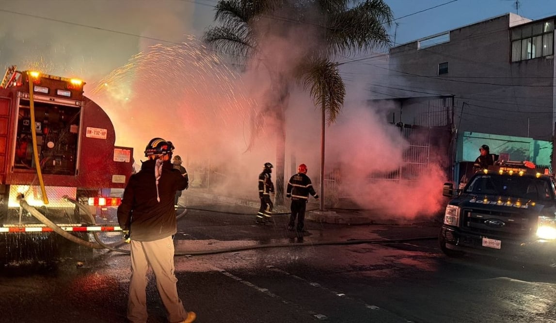Incendio en taller automotriz de la GAM; fuego se propagó por material reciclable almacenado. Foto: Especial