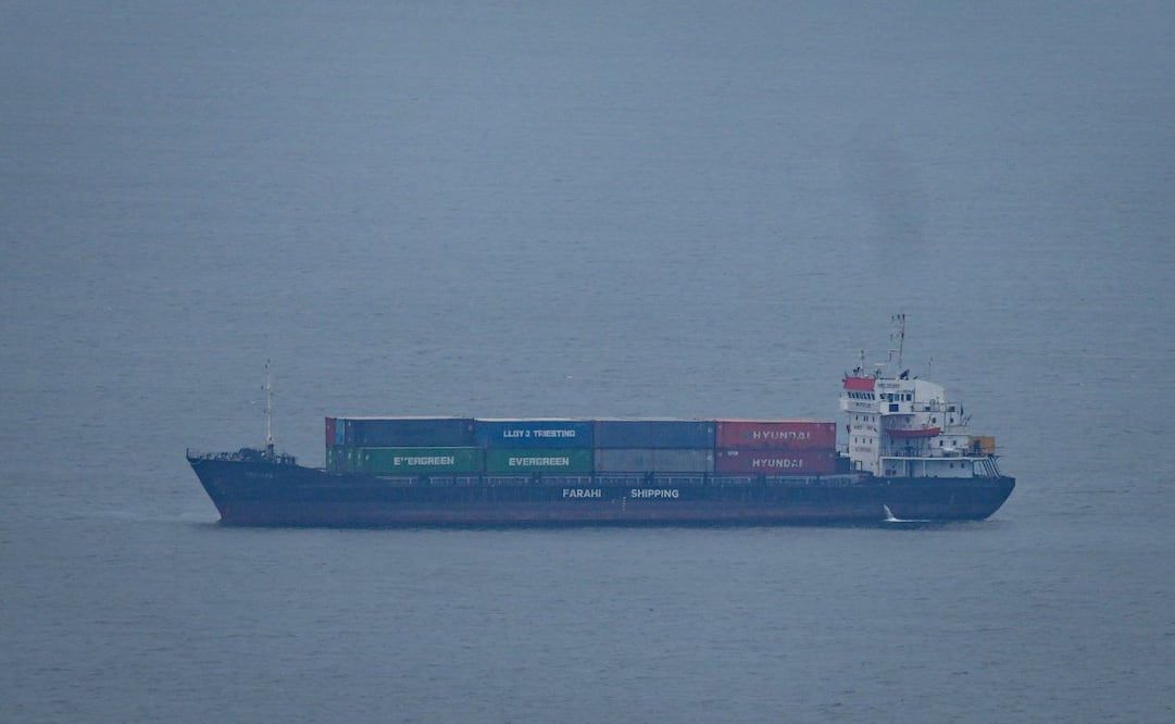 Un buque de carga navega por el Golfo Pérsico hacia el puerto de Dubái, visto desde Ajmán, Emiratos Árabes Unidos, el martes 14 de abril de 2026. Foto: AP