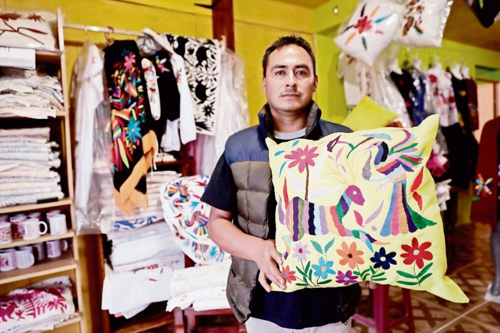 Adalberto Flores Gómez muestra un cojín con un venado creado por él y su esposa; los dos artesanos acusan a la empresa Nestlé México de plagiar sus dibujos (FOTOS: IVAN STEPHENS. EL UNIVERSAL)