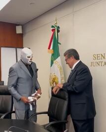 Luchadores regalan máscara a Monreal; alista plan en la Arena México como "El Indomable”