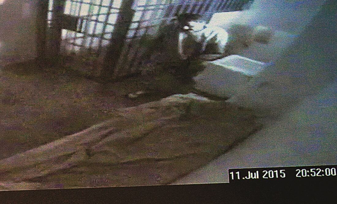 Varias vueltas dio el interno entre su cama y la regadera. En el último movimiento, se sienta y se cambia el calzado; regresa y luego desaparece