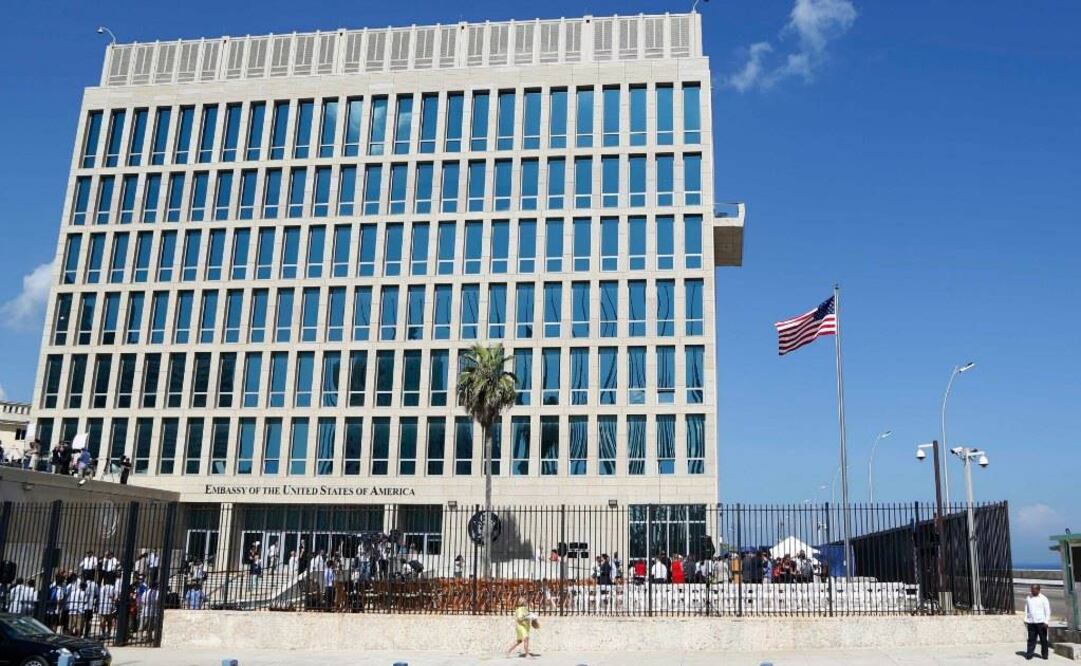 En esta imagen de archivo, tomada el 14 de agosto de 2015, una bandera de Estados Unidos ondea en la embajada de Estados Unidos en La Habana, Cuba. Foto: AP