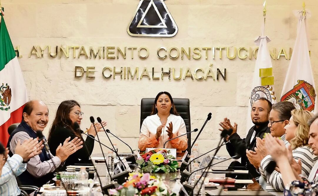 La presidenta municipal entregó el predio donado al director de Operación y Evaluación del IMSS. Foto: Especial