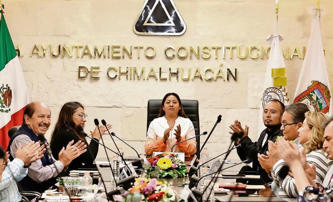 La presidenta municipal entregó el predio donado al director de Operación y Evaluación del IMSS. Foto: Especial