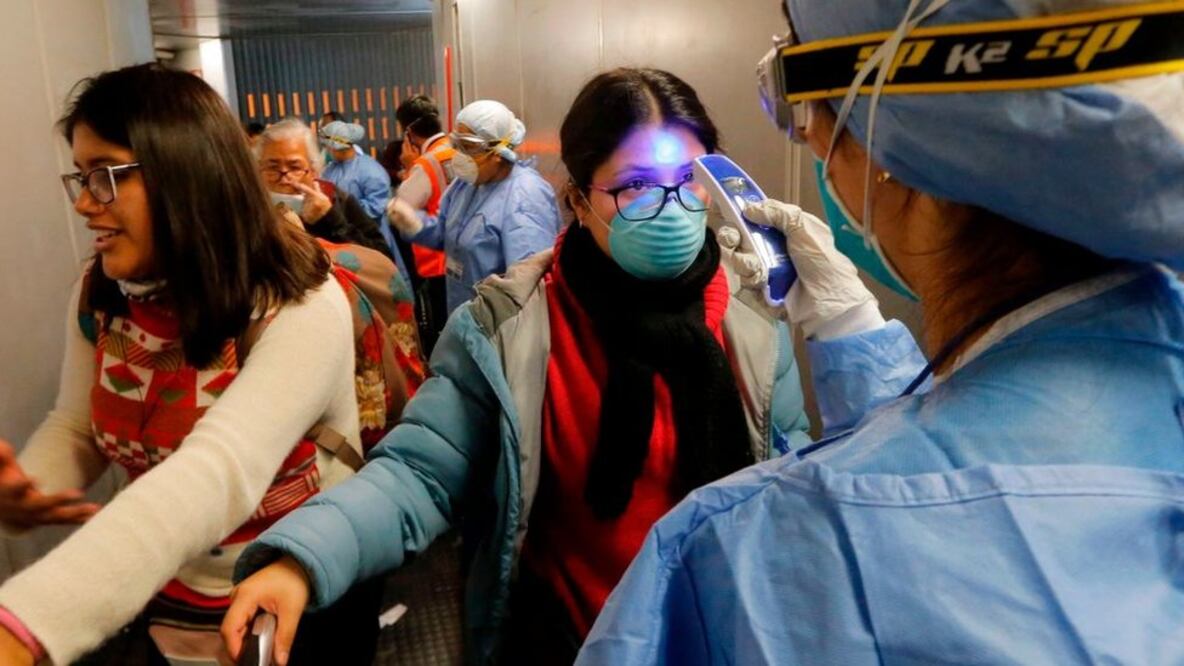El control de temperatura en los aeropuertos fue una de las medidas que muchos gobiernos tomaron para controlar el ingreso de viajeros. Foto: Getty Images